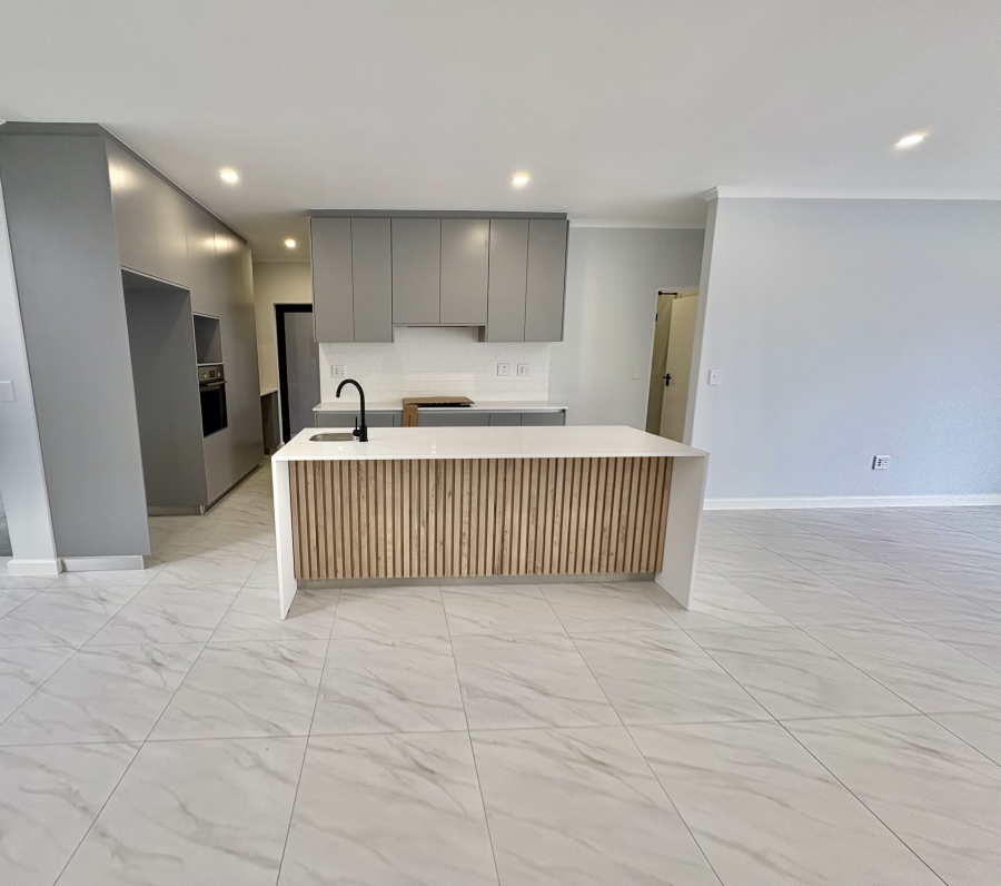 To Let 4 Bedroom Property for Rent in Sandown Western Cape